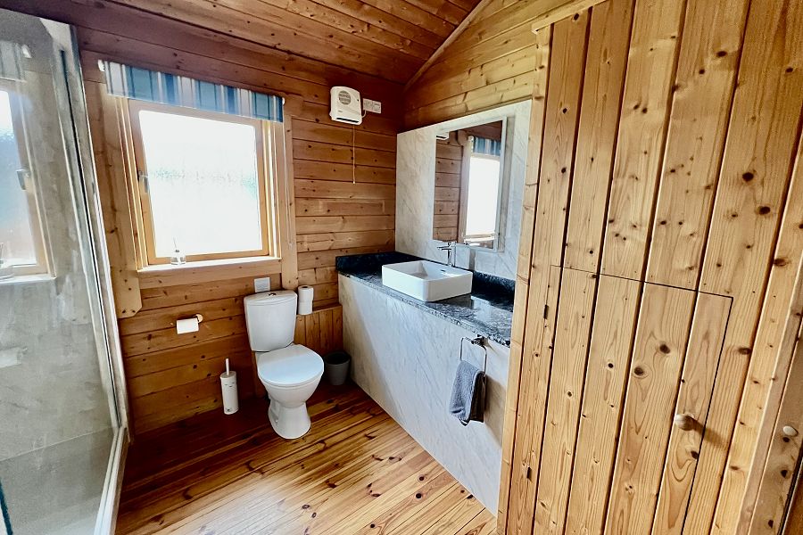 Lake Pochard Tufty Lodge Bathroom