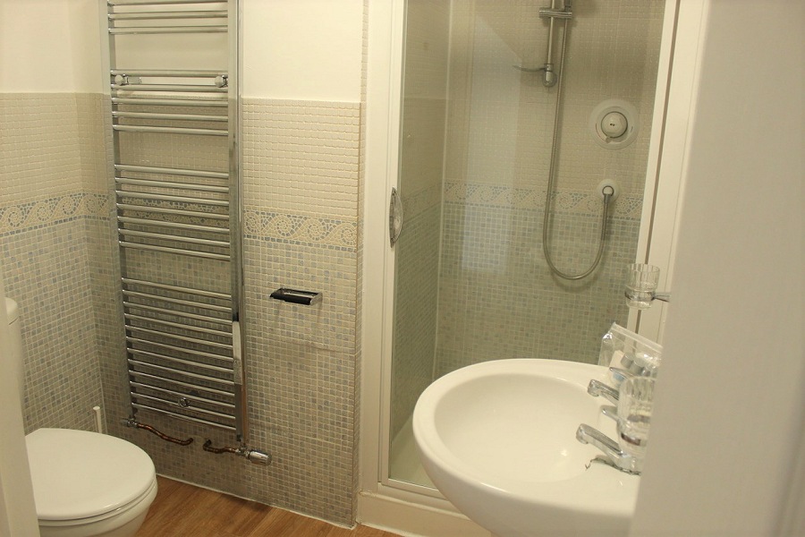 Main Sail Bathroom