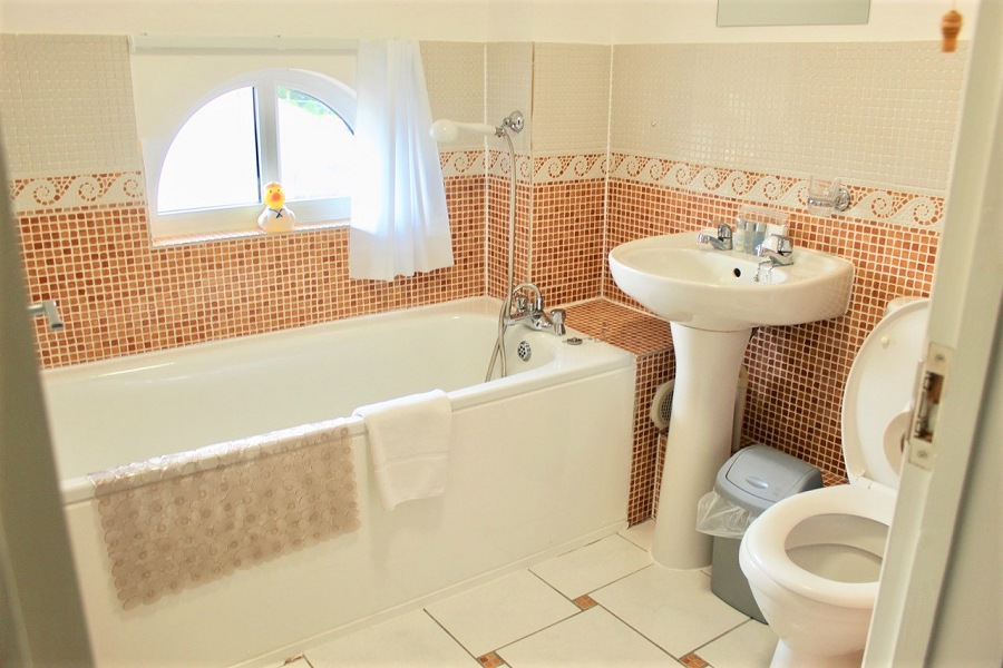 Main Sail Bathroom