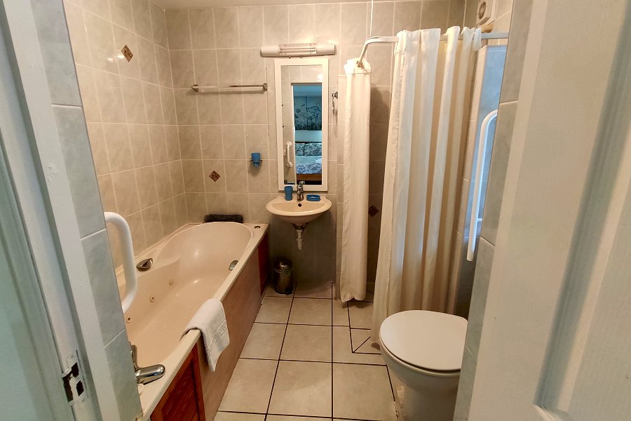 Melfort Harbour Mooring Master Ensuite Bathroom