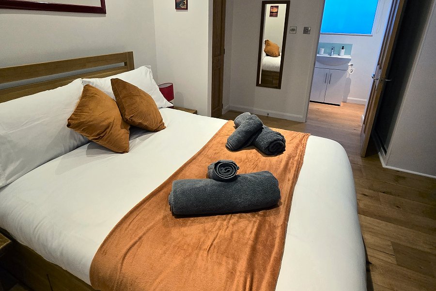 Dinky Daze Double Bedroom