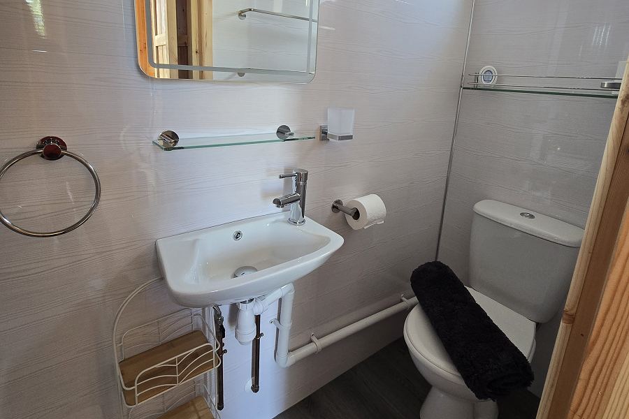 Dinky Daze SnugBathroom