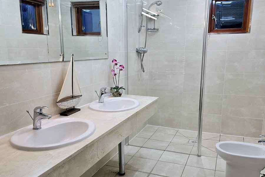 Flag House Master Double Bedroom Bathroom