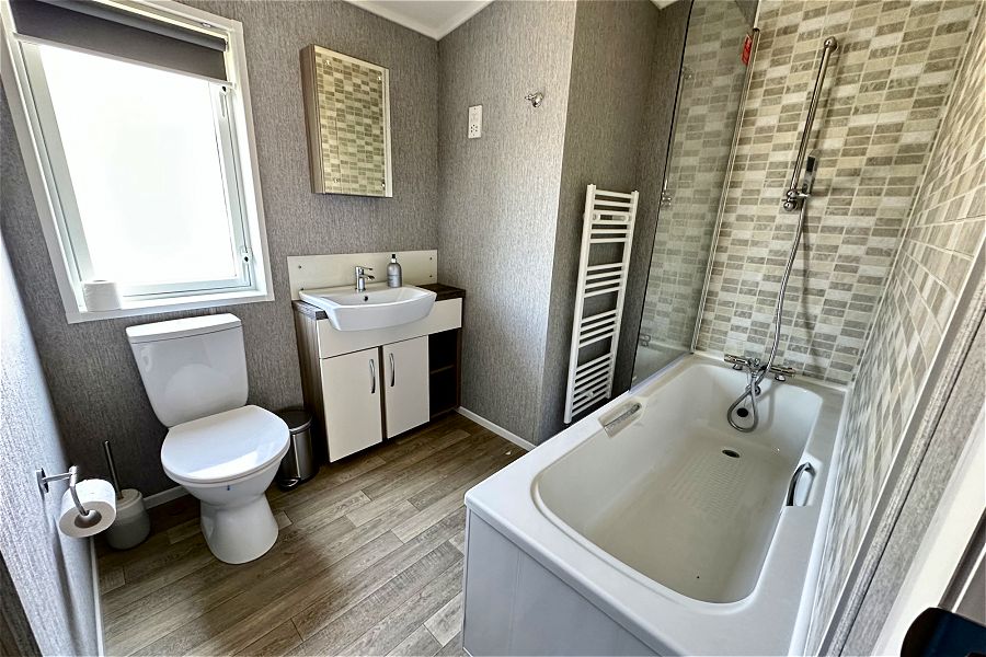 Oak View Lodge Jack & Jill Bathroom