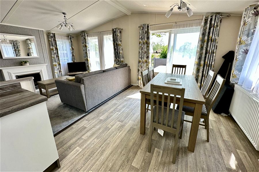Oak View Lodge Dining Table