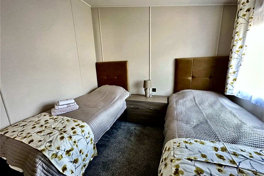 Oak View Lodge Twin Bedrrom