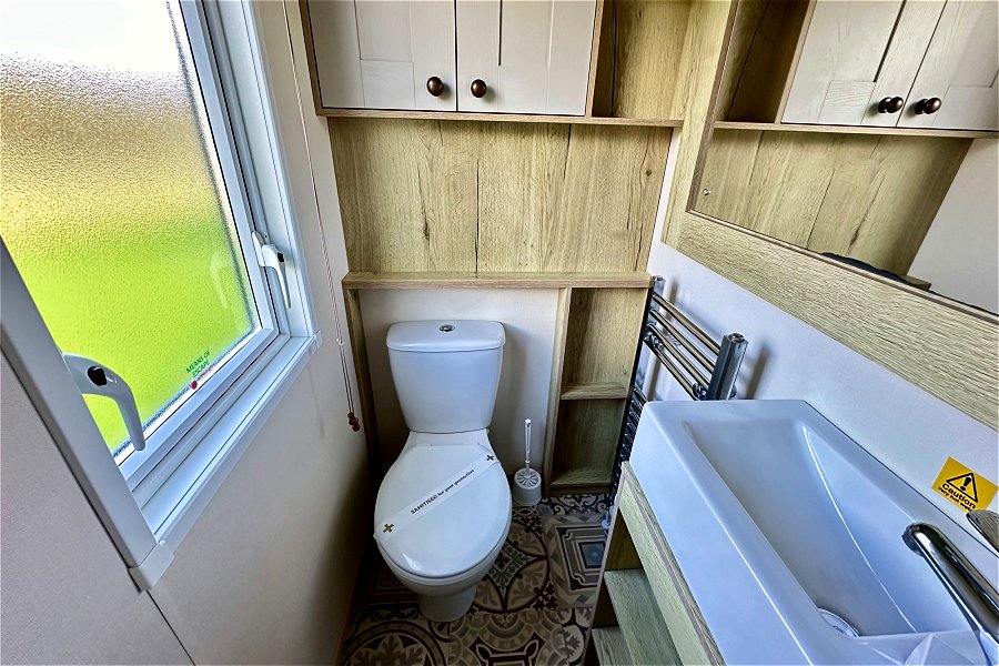 Paws Hot Tub Lodge Master Bedroom Ensuite Toilet