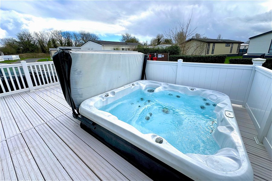 Paws Hot Tub Lodge Hot Tub