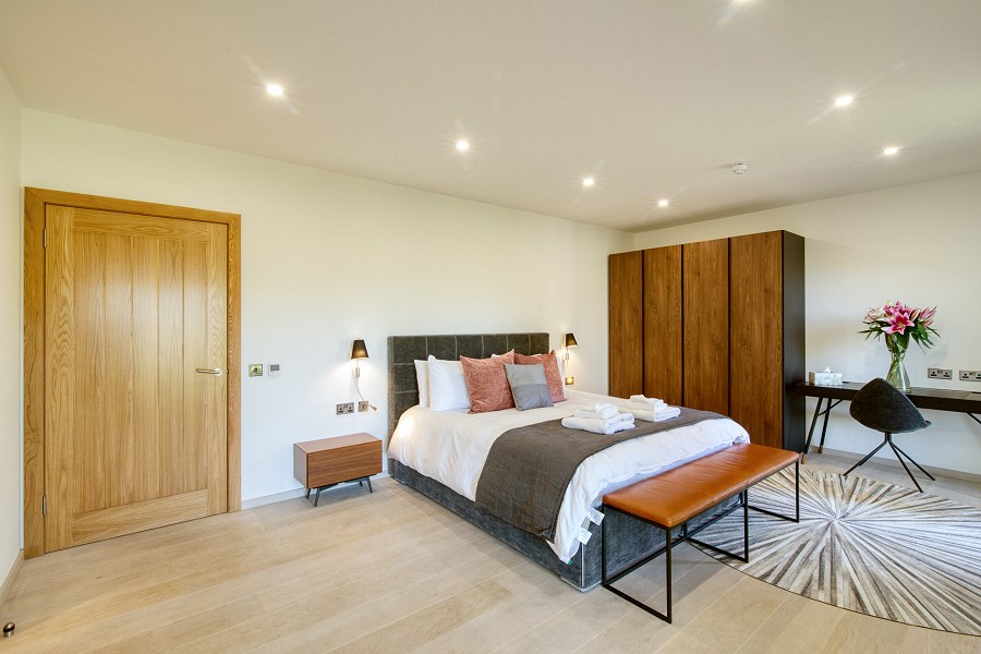 Portnellan An Caisteal Chalet Master Super King Size Ensuite Bedroom