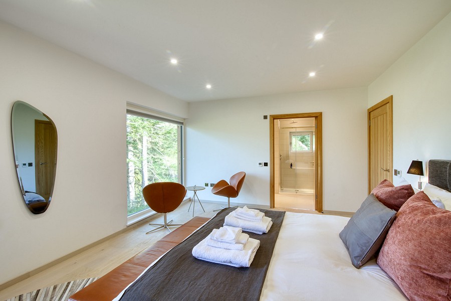 Portnellan An Caisteal Chalet Master Super King Size Ensuite Bedroom