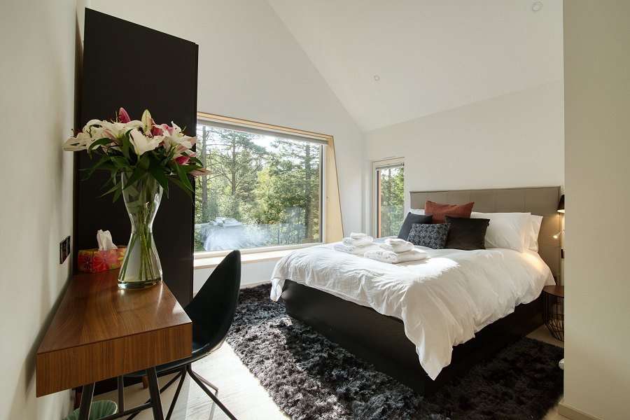 Portnellan An Caisteal Chalet Upstairs King Size Ensuite Bedroom