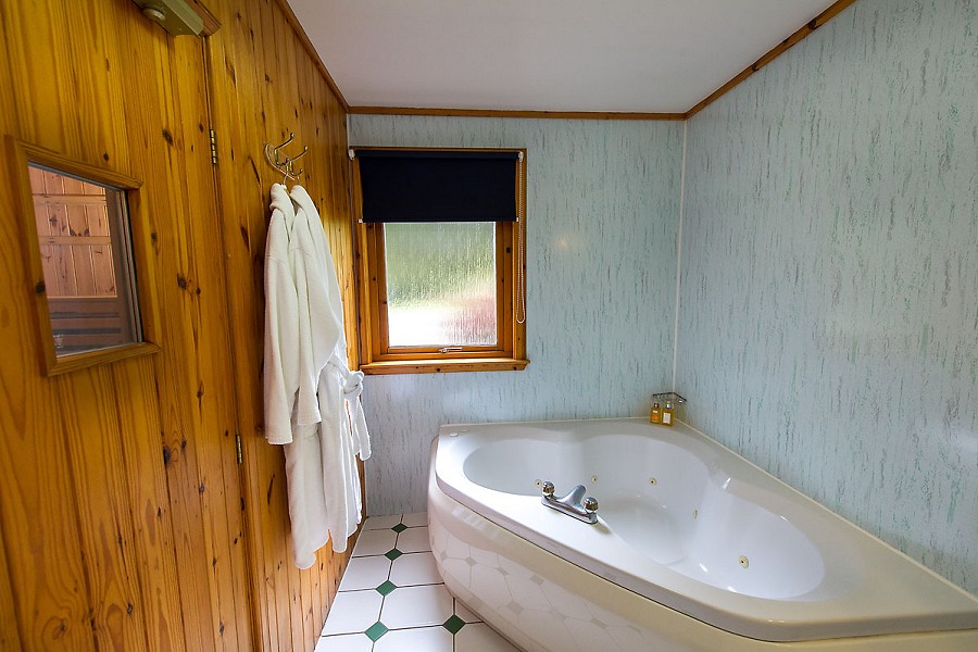 Portnellan Ghillies Chalet Bathroom