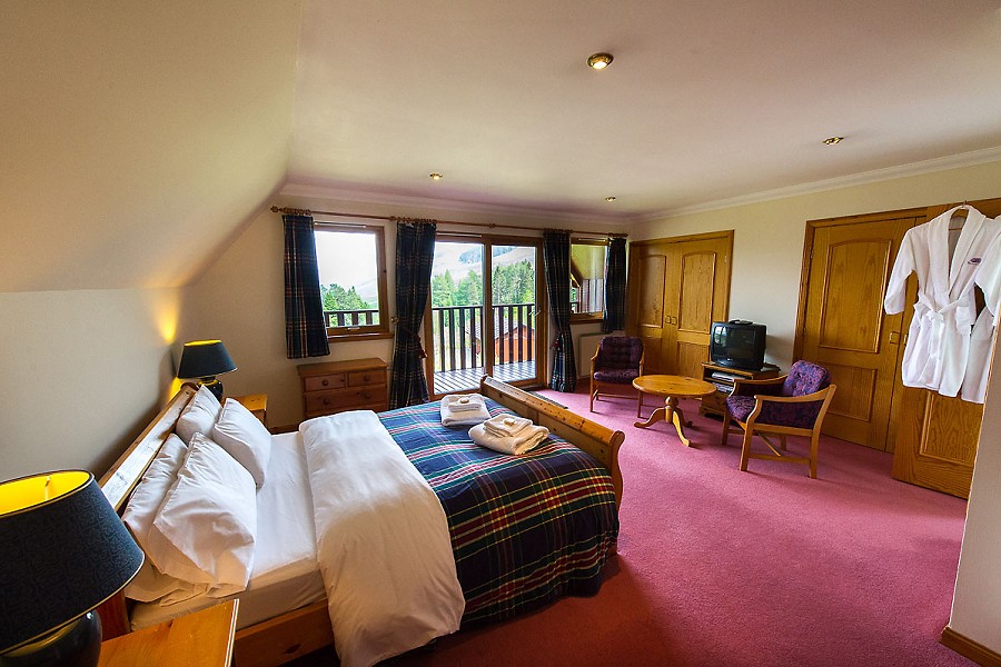 Portnellan Ghillies Chalet Double Bedroom