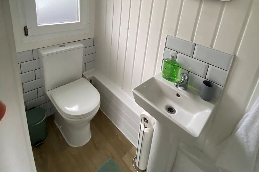 Springwood Lakeview 1 Bathroom