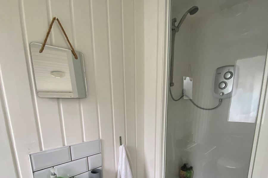 Springwood Lakeview 1 Bathroom