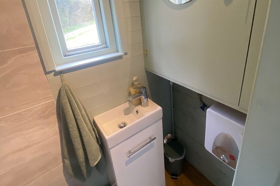 Springwood Shepherds Hut Bathroom