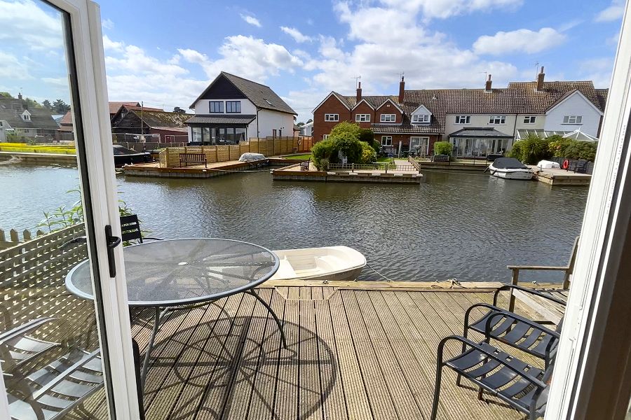 Swan Cottage Furnished Patio