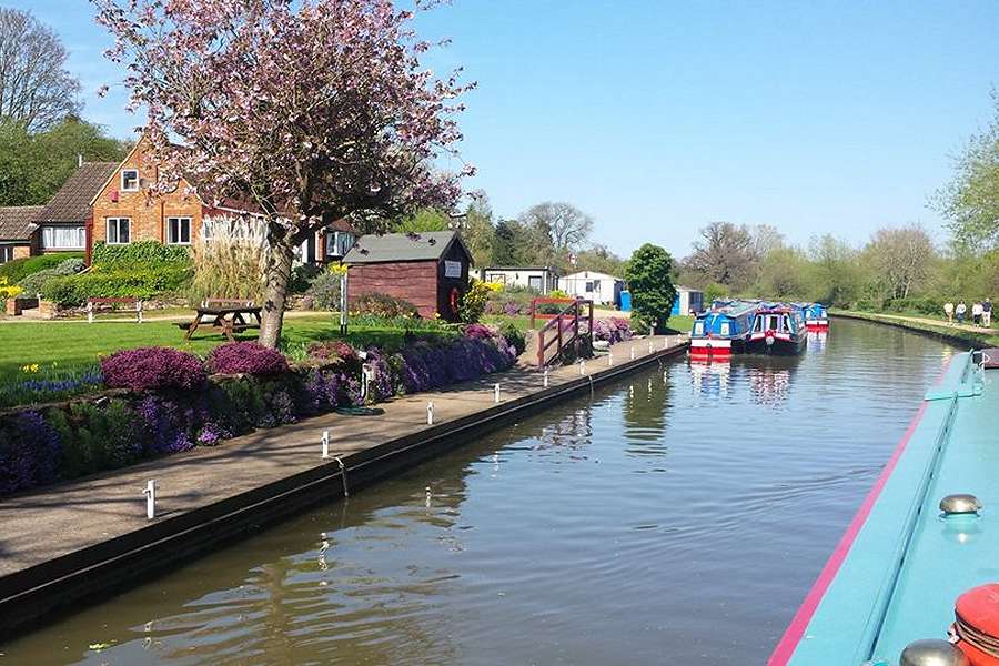 Waterside Cottage on The Grand Union Canal