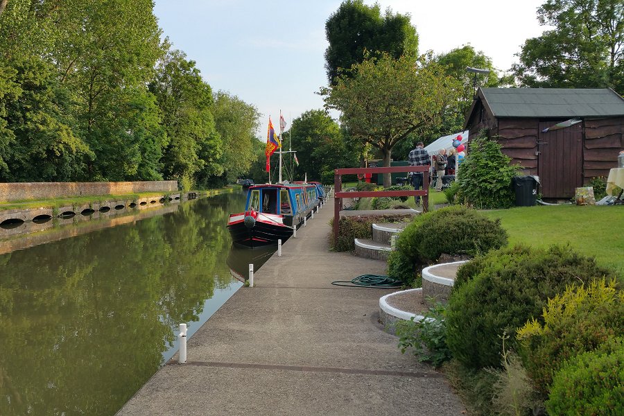 Waterside Cottage Canal Side Holiday Cottage Linslade Bedfordshire