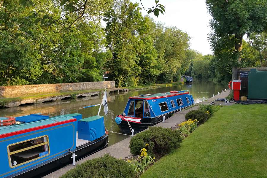 Waterside Cottage Canal Side Holiday Cottage Linslade Bedfordshire