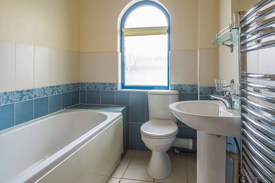 Waterside Boathouse First Floor Bathroom