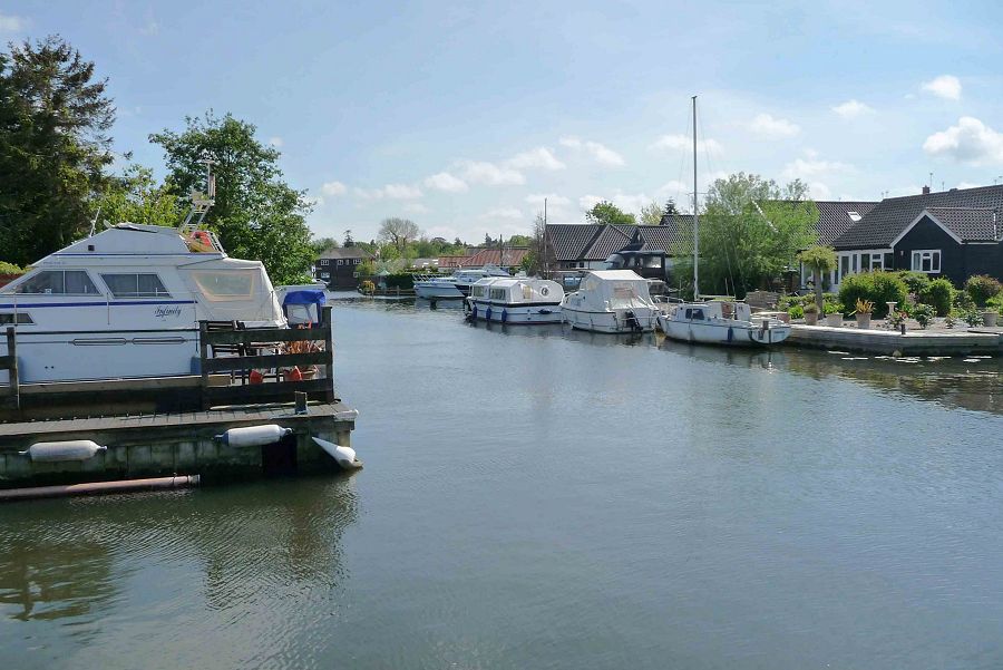 Waterside Retreat Views Down The Cut