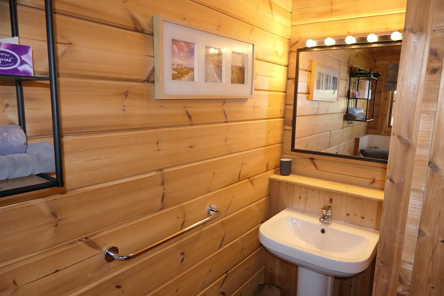 Willowbank Bullrush Master Ensuite Bathroom