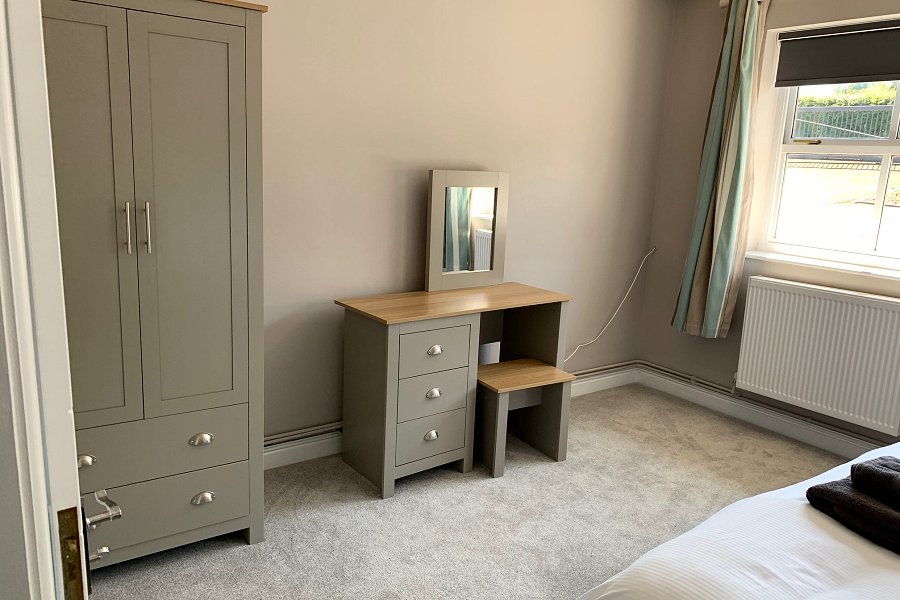 Willow Lakes Cottage 7 Wardrobe