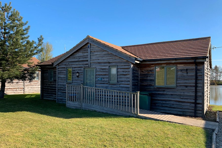 Willow Lakes Swan Log Cabin