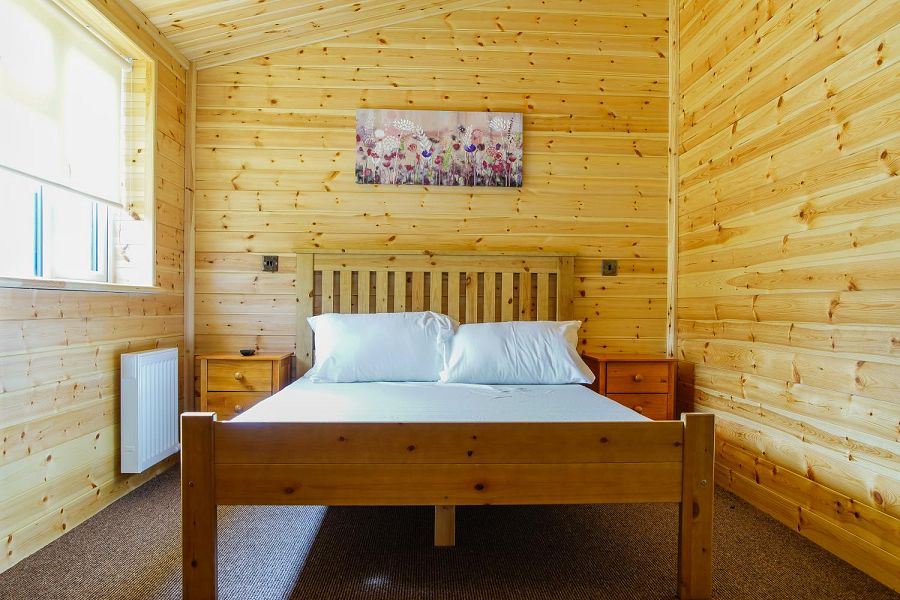 Woodlakes Larch Lodge Plus Double Bedroom