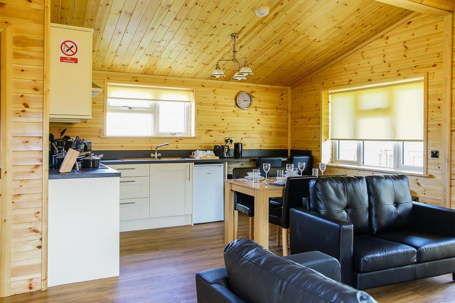Woodlakes Larch Lodge Plus Kitchen