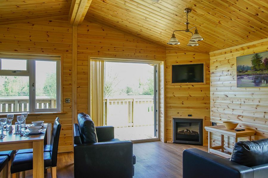 Woodlakes Larch Lodge Plus Lounge