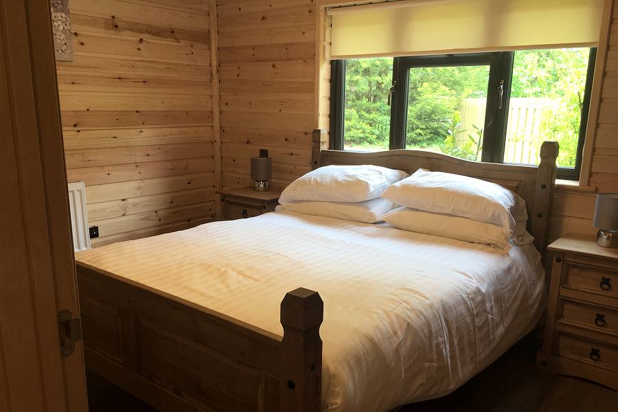 Woodlakes Oak Lodge Master Double Bedroom