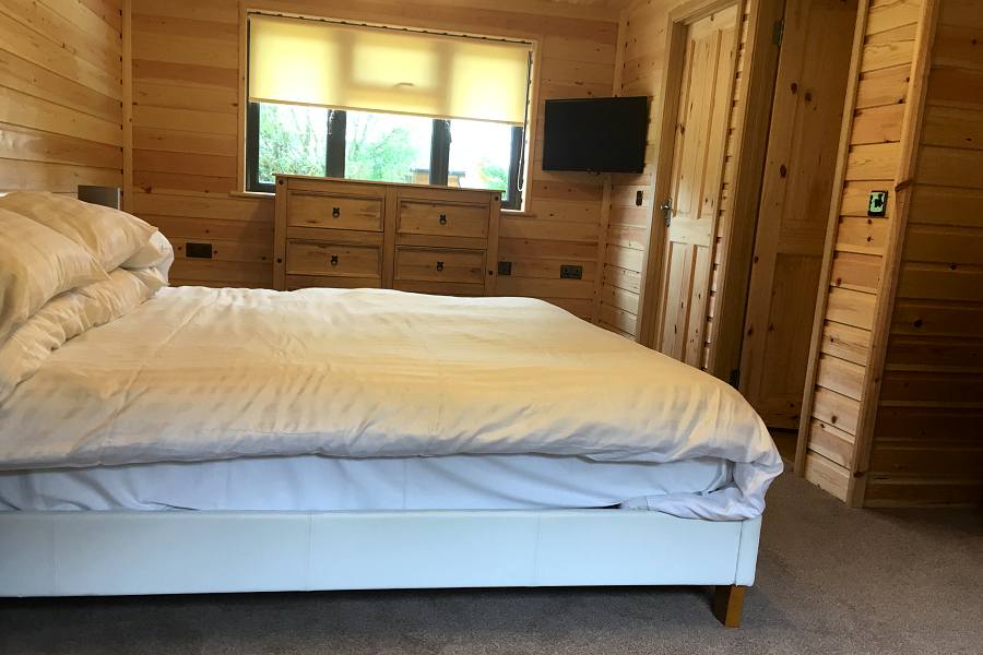 Woodlakes Oak Lodge Master Double Bedroom