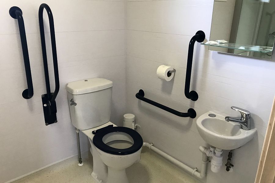 Woodlakes Accessible Lodge Bathroom