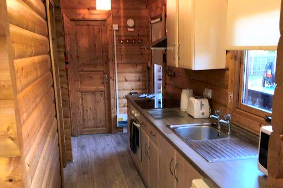 Woodlakes Cedar Lodge Kitchen