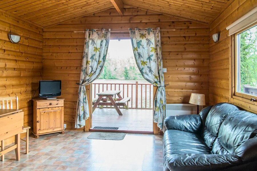 Woodlakes Cedar Lodge Lounge
