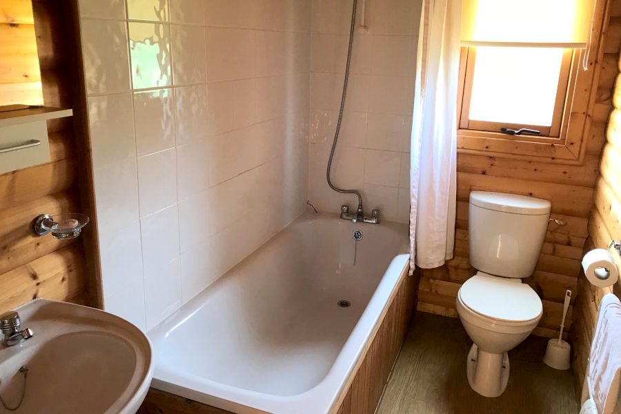 Woodlakes Cedar Plus Lodge Bathroom