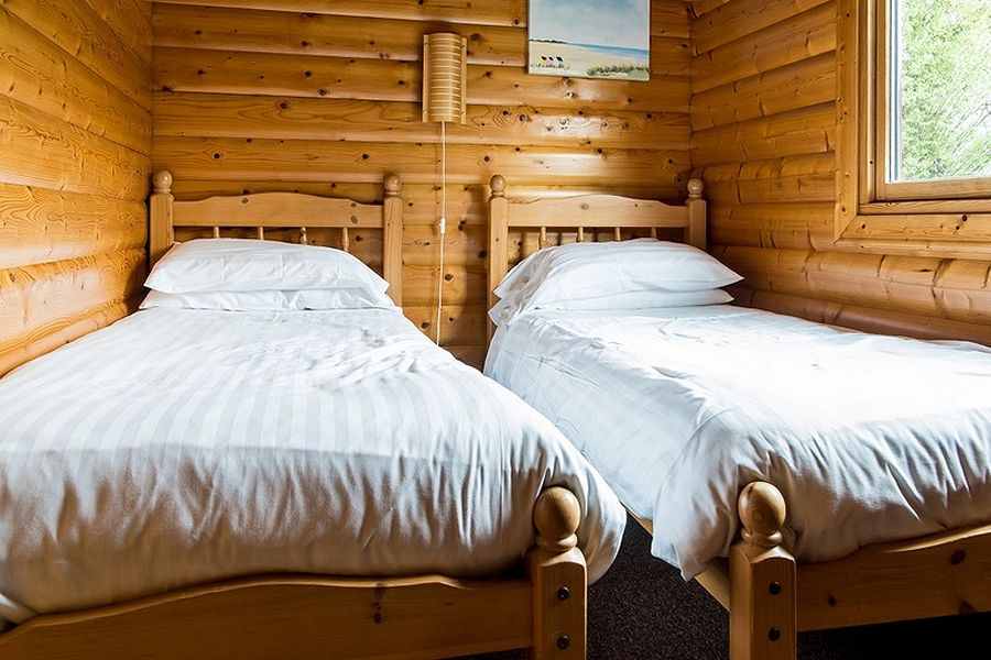 Woodlakes Cedar Plus Lodge Twin Bedroom