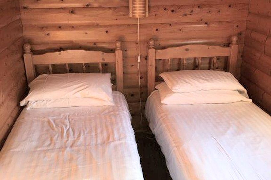 Woodlakes Cedar Lodge Twin Bedroom