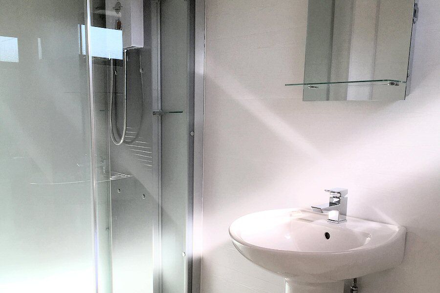 Woodlakes Cosy Cedar Lodge Bathroom