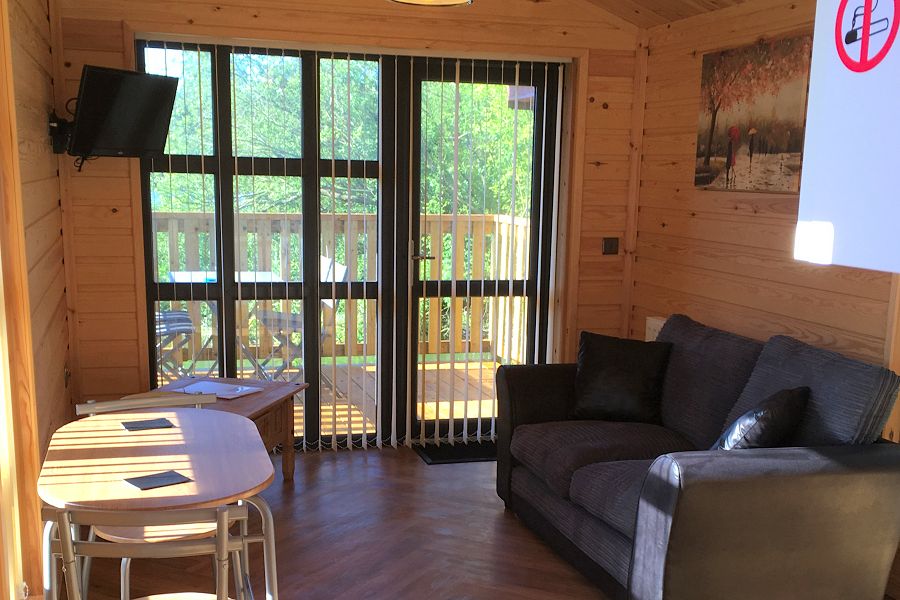 Woodlakes Cosy Cedar Lodge Lounge