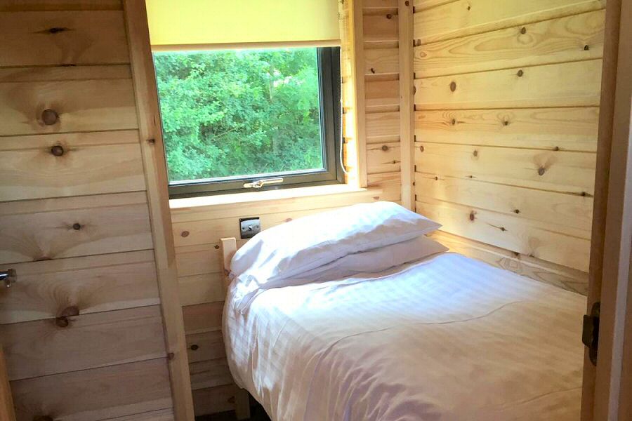 Woodlakes Larch Parkside Lodge Single Bedroom