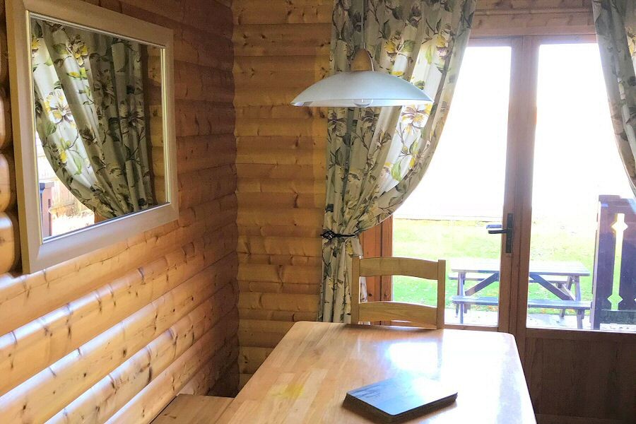 Woodlakes Willow Dining Area