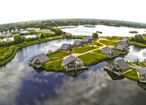 Cotswold Water Park - Waters Edge Holiday Lodges 