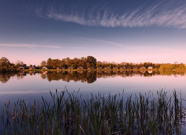 Cotswold Lakes Cottages & Holiday Lodges by Water
